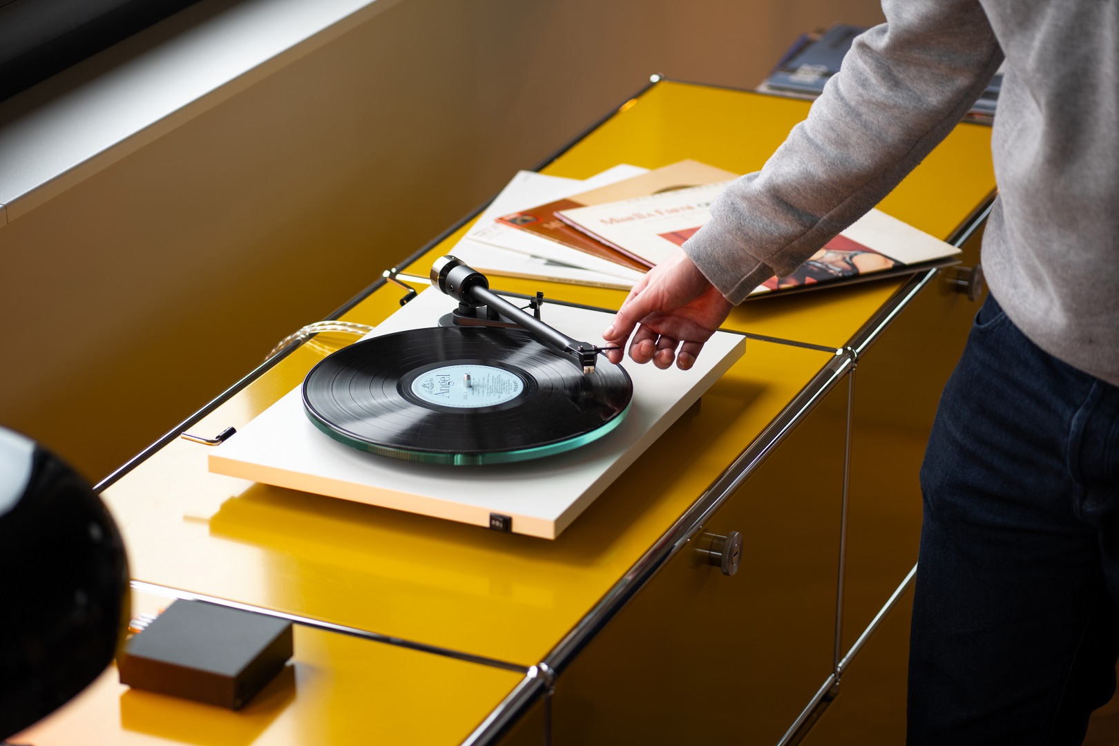 pro-ject-t2-plattenspieler-mit-carbon-tonarm-und-acryl-teller image 3