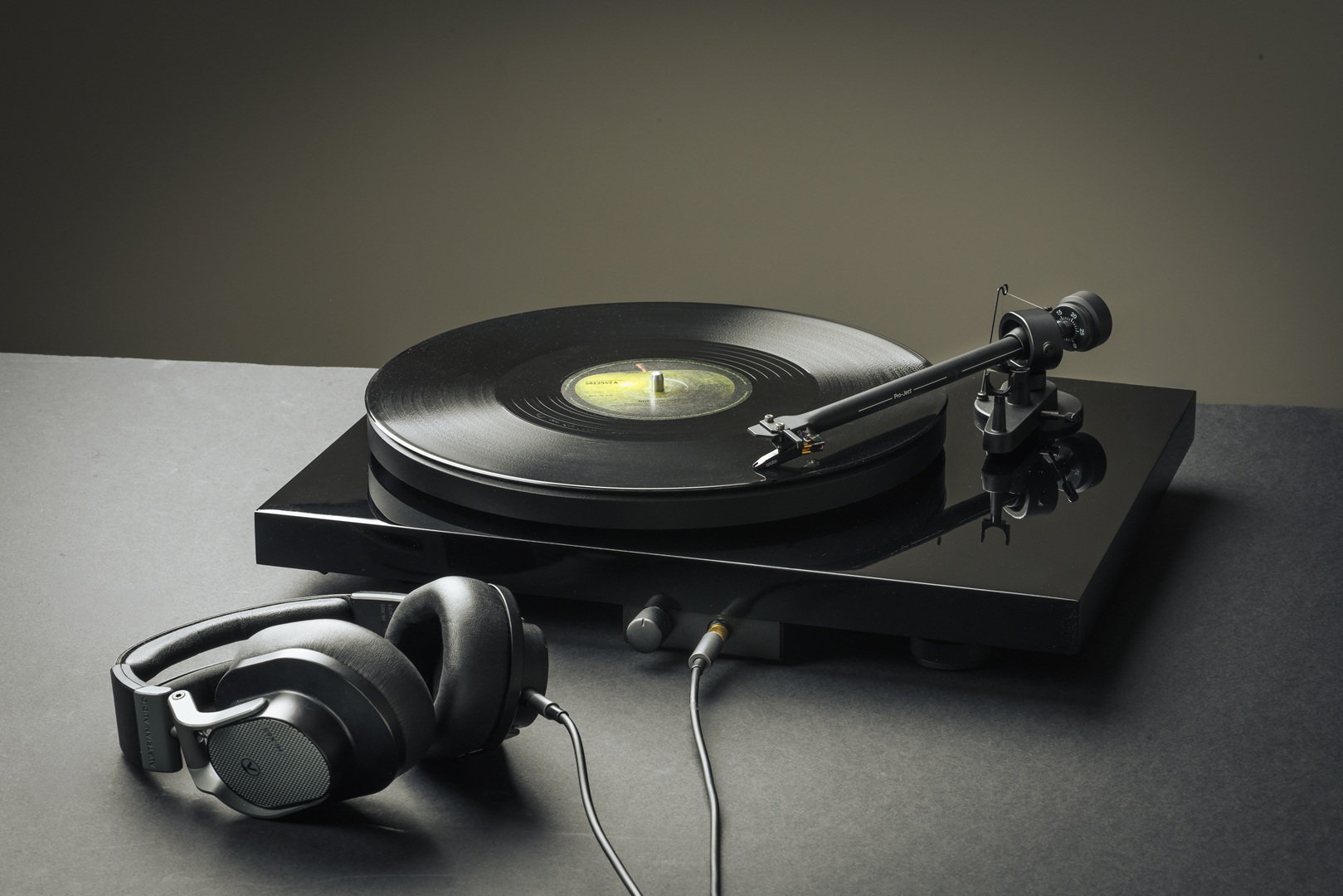 pro-ject-debut-e-hp-plattenspieler-mit-eingebautem-phono-vorverst-rker-und-kopfh image 2