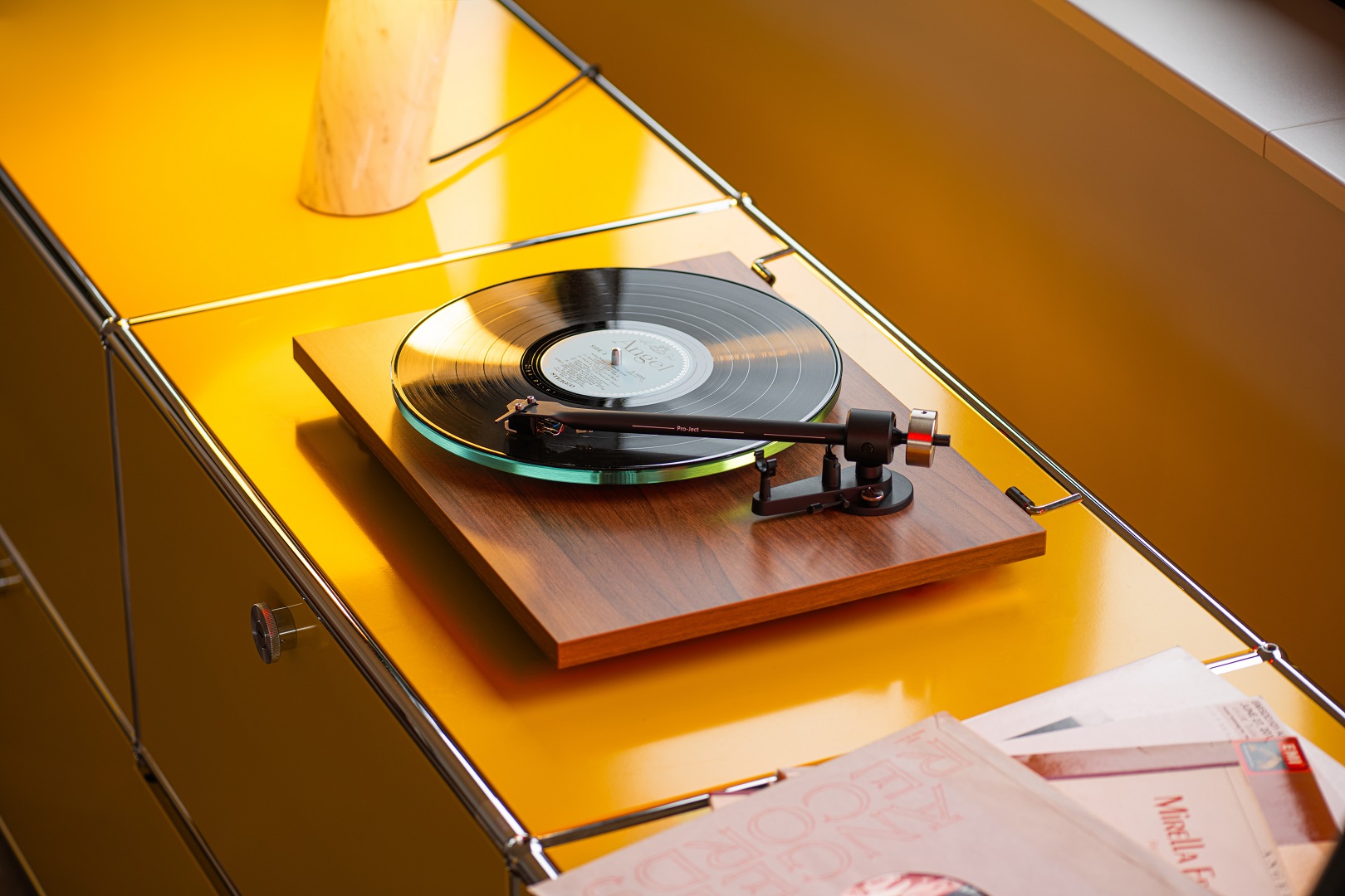 pro-ject-t2-plattenspieler-mit-carbon-tonarm-und-acryl-teller image 2