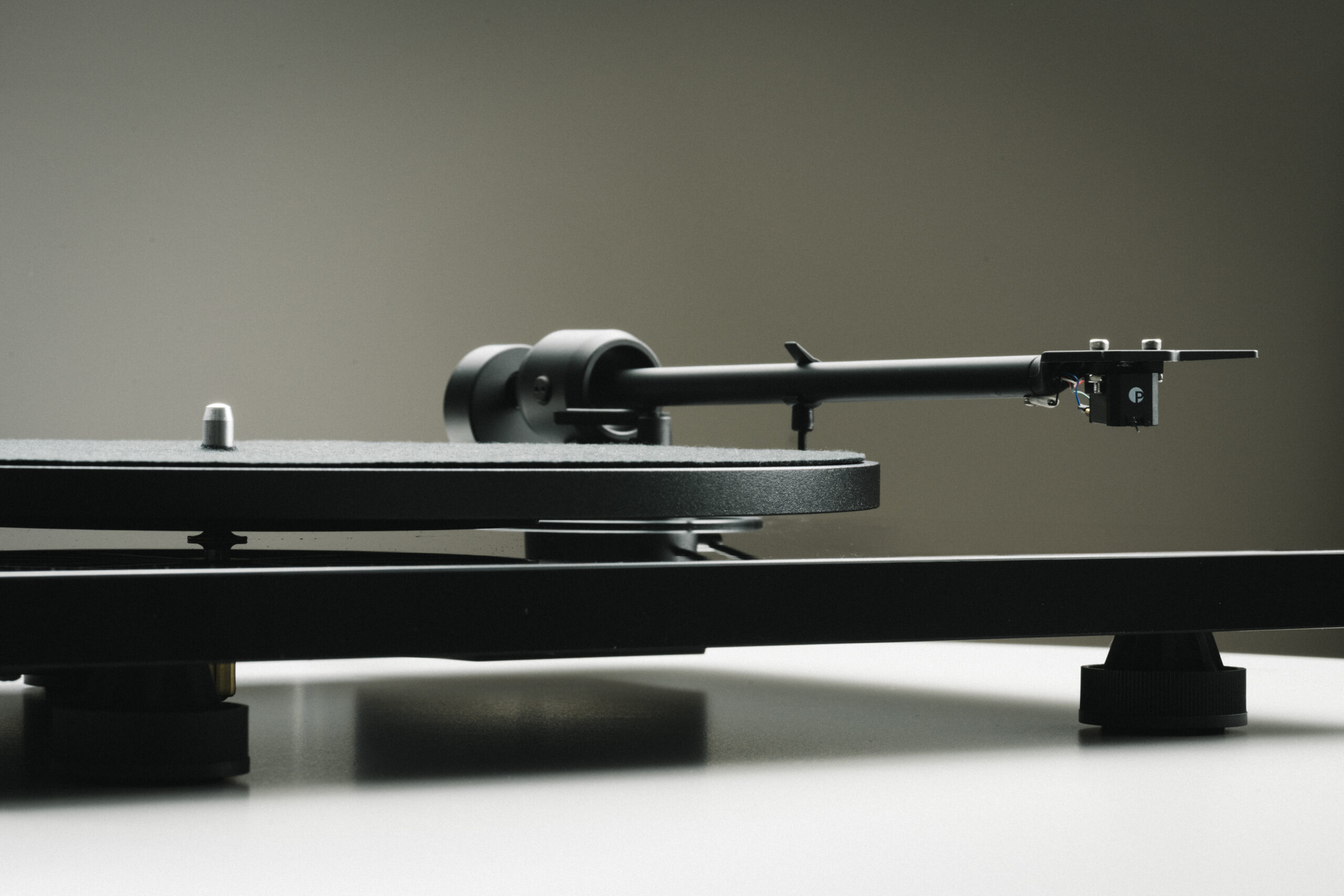 pro-ject-e1-2-plattenspieler-der-e-line-mit-werkseitig-montiertem-tonabnehmer image 2