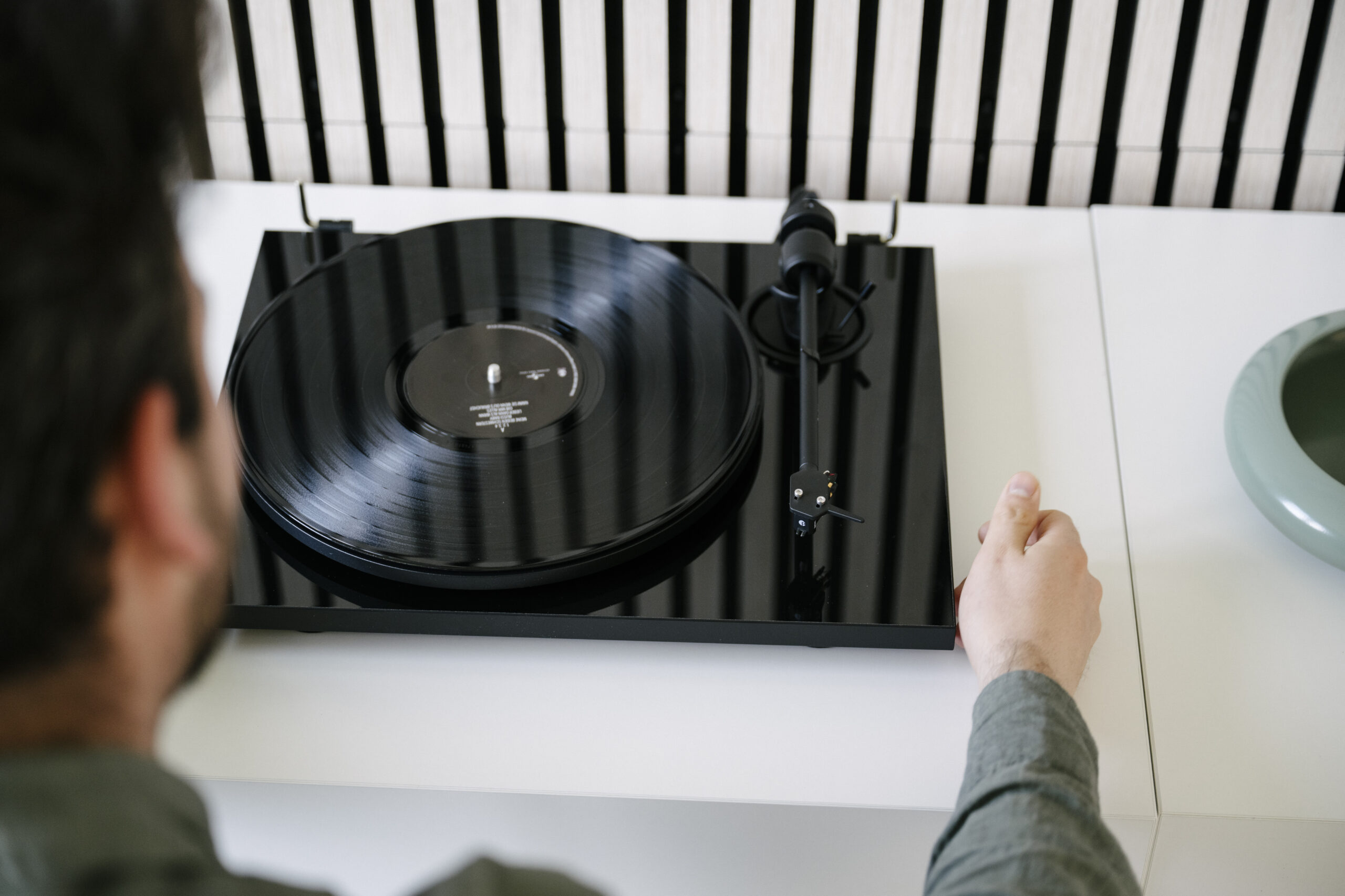pro-ject-e1-2-plattenspieler-der-e-line-mit-werkseitig-montiertem-tonabnehmer image 4