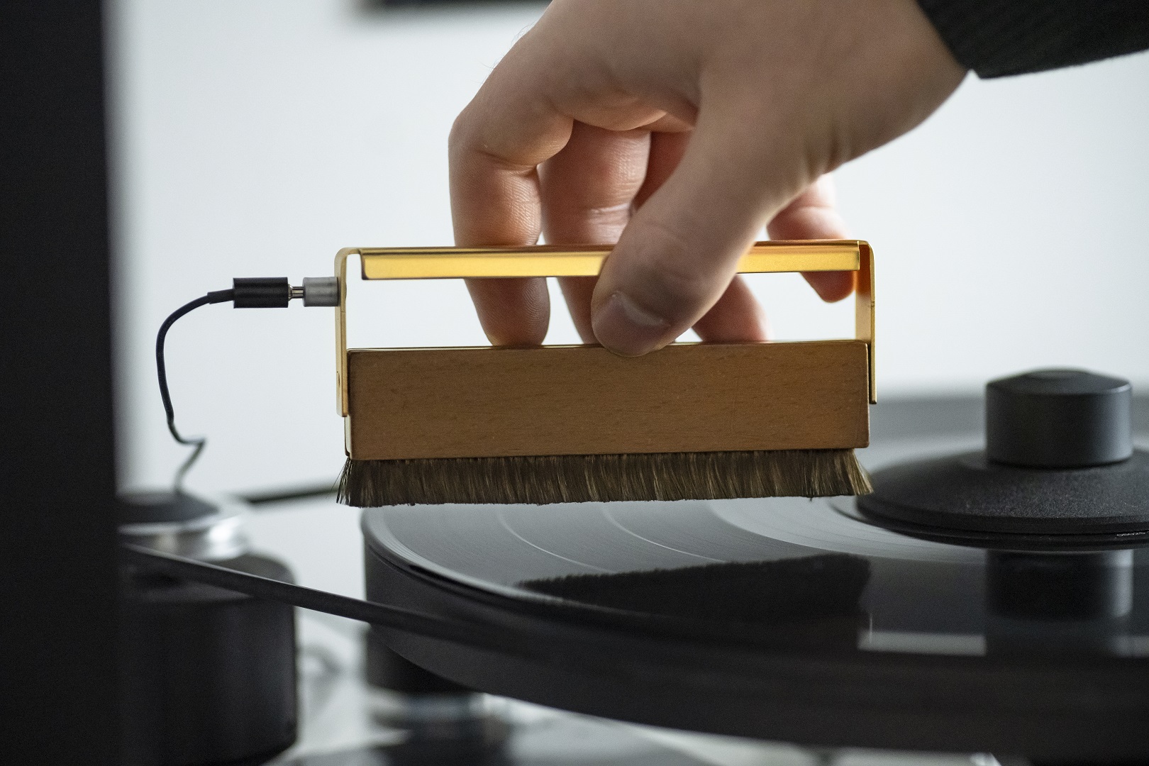 pro-ject-brush-it-premium-carbonfaser-schallplattenb-rste-mit-erdungskabel-conne image 2