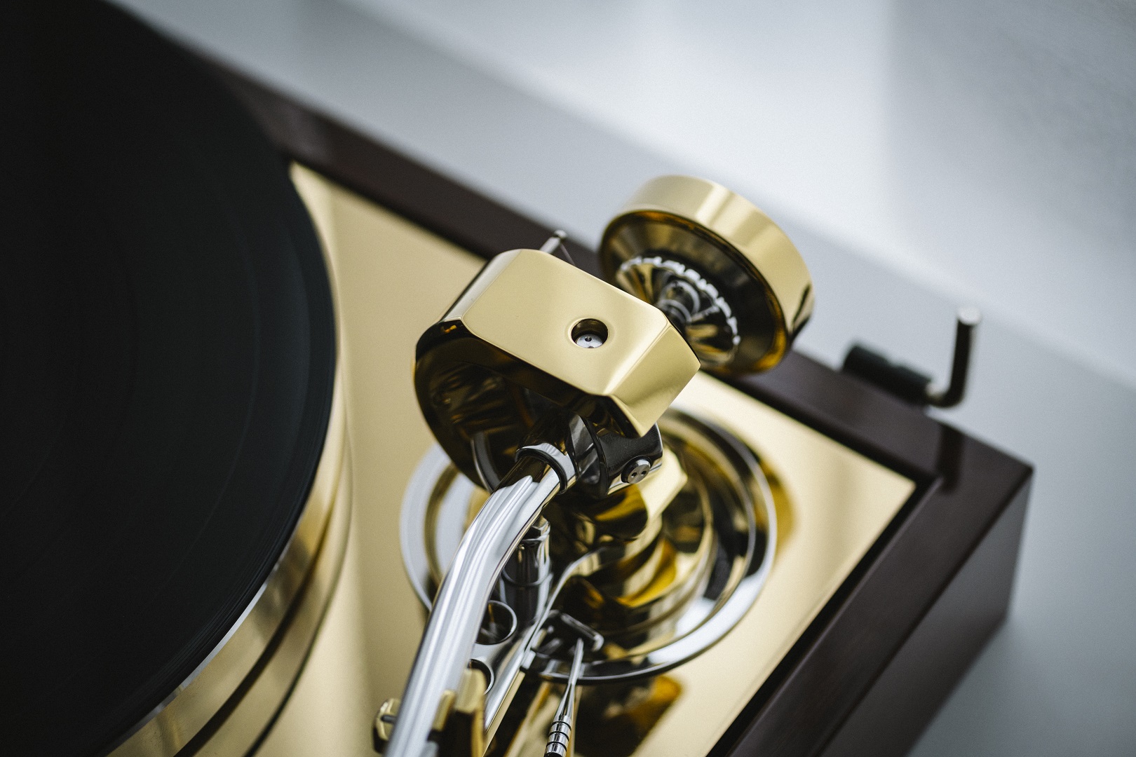 pro-ject-the-classic-reference-high-end-plattenspieler-mit-subchassis-9-evo-tona image 5