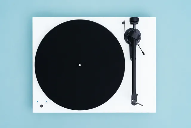 pro-ject-debut-iii-phono-sb-plattenspieler-mit-integriertem-phono-vorverst-rker- image 1