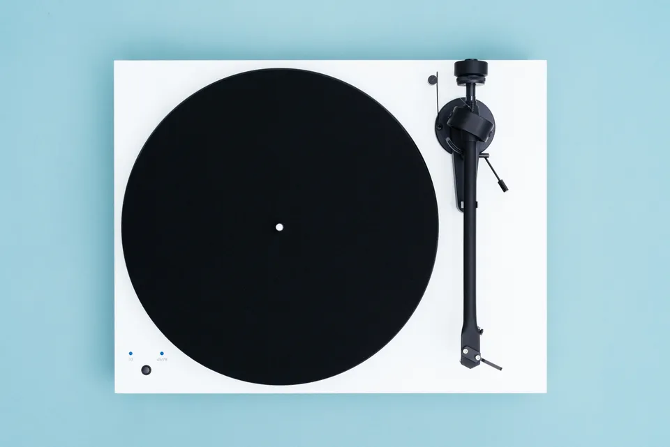 pro-ject-debut-iii-phono-sb-plattenspieler-mit-phono-vorverst-rker image 1
