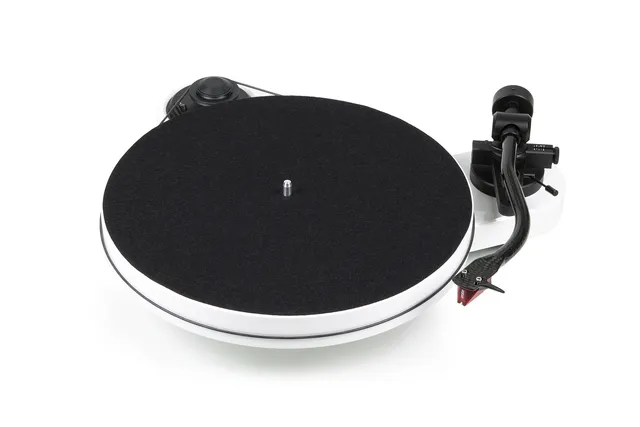 pro-ject-rpm-1-carbon-plattenspieler-mit-carbon-tonarm-und-2m-red image 1