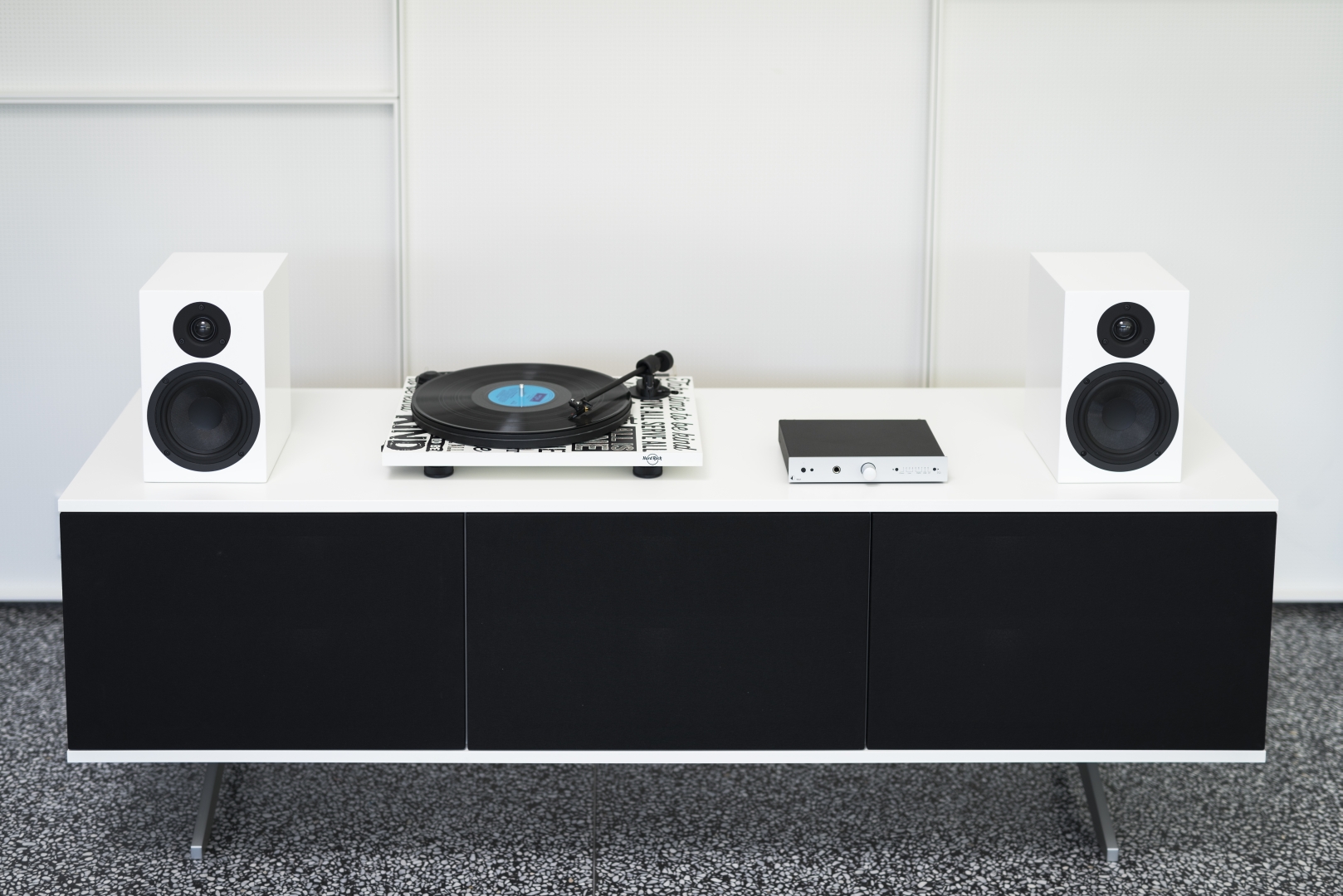 pro-ject-hard-rock-caf-turntable-sonderedition-mit-ortofon-om5e image 3