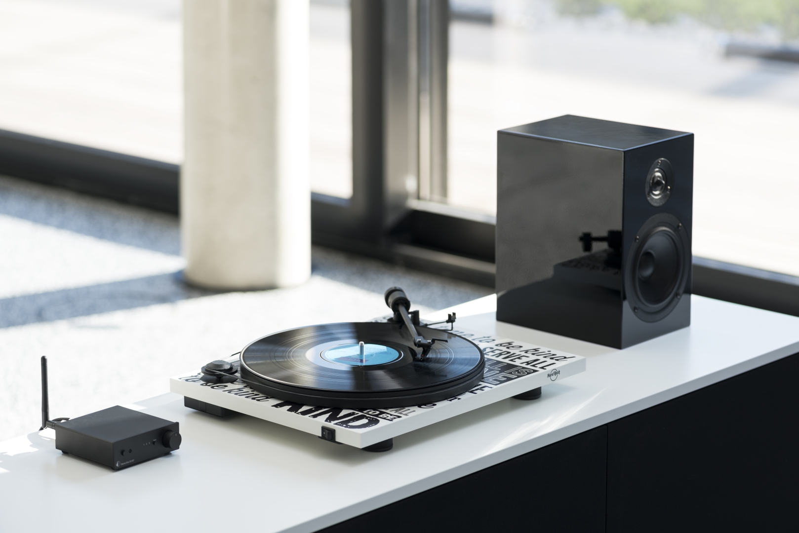 pro-ject-hard-rock-caf-turntable-sonderedition-mit-ortofon-om5e image 4