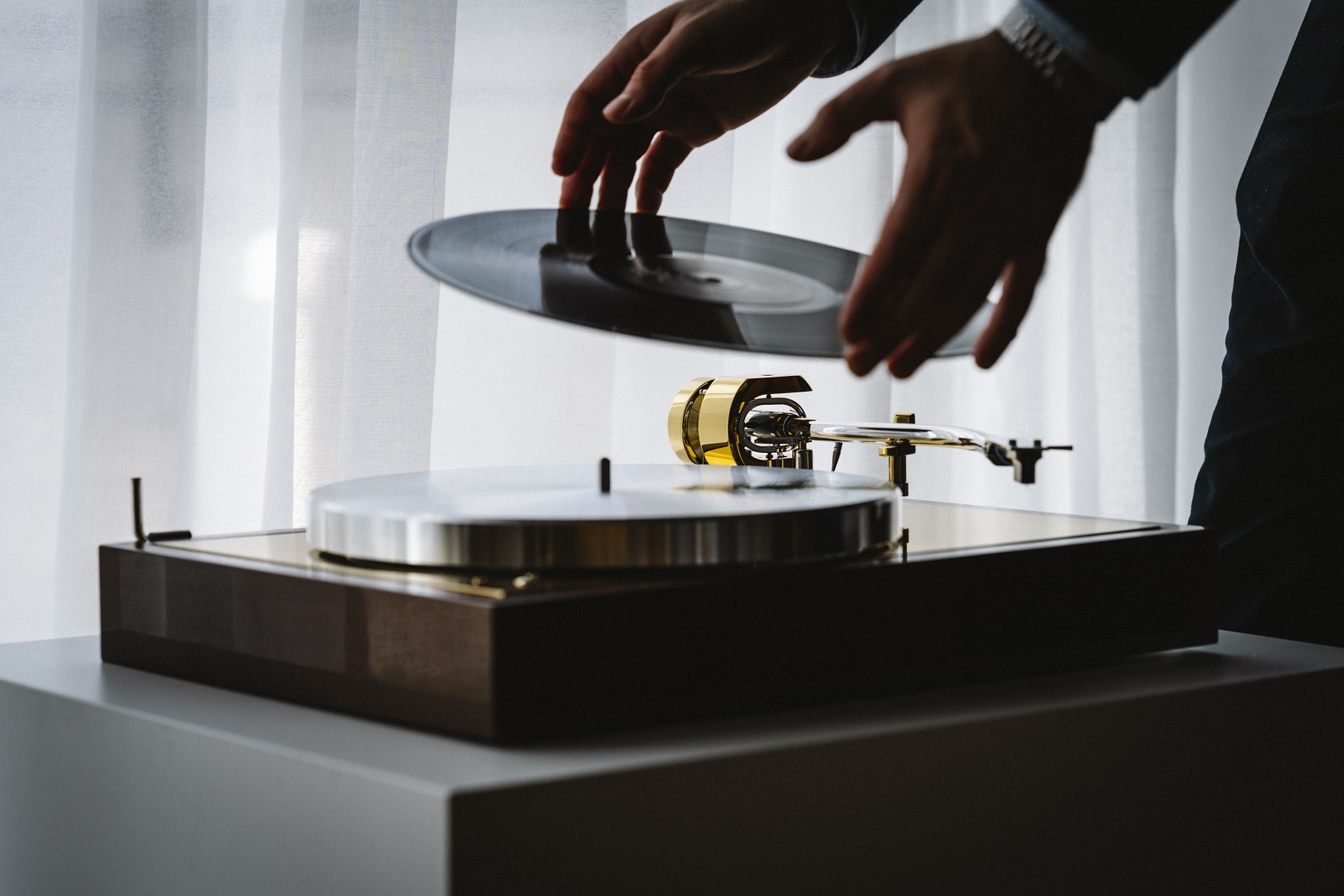 pro-ject-the-classic-reference-high-end-plattenspieler-mit-subchassis-9-evo-tona image 4