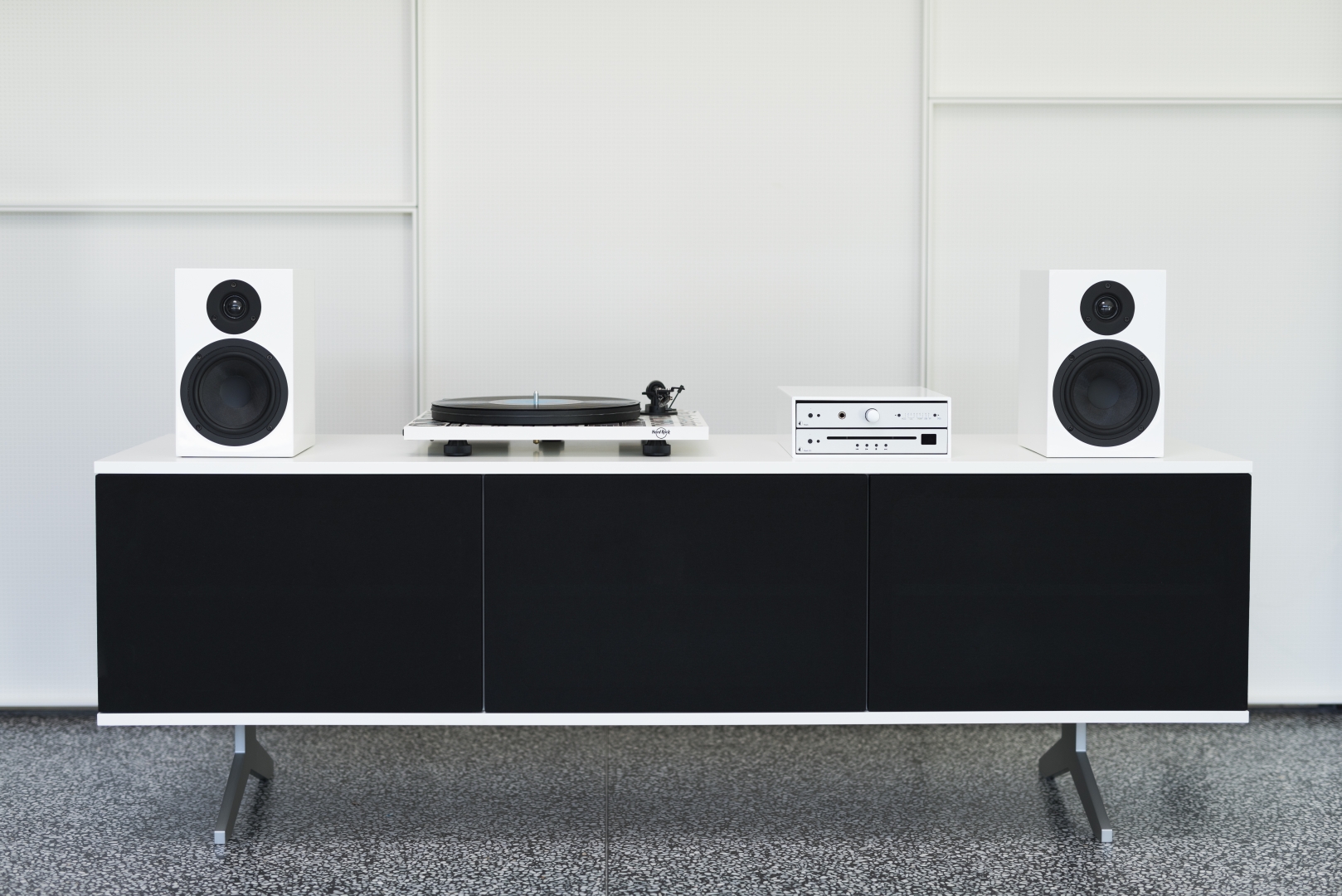 pro-ject-hard-rock-caf-turntable-sonderedition-mit-ortofon-om5e image 2